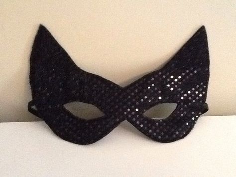 Mama's Sew Frugal: Cat woman mask TUTORIAL Extreme Cosplay, Cat Woman Mask, Catwoman Mask, Catwoman Costume, Woman Mask, Cosplay Cat, Projek Menjahit, Woman Cosplay, Catwoman Cosplay