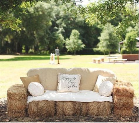 Hay Bale Wedding, Wedding Hacks, Deco Champetre, Hay Bales, Outdoor Wedding Decorations, Rustic Outdoor, Vintage Florida, Western Wedding, Ranch Wedding