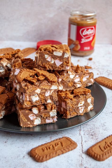 Biscoff Rocky Road Recipe, Rocky Road Ideas, Biscoff Desserts, Biscoff Rocky Road, Easy Rocky Road Recipe, Christmas Rocky Road, Sweet Munchies, Rocky Road Cake, Rocky Road Cookies