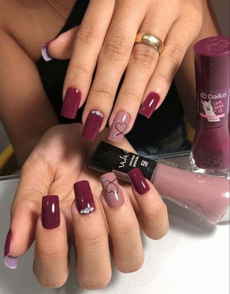 Maroon Gel Nails Design, Nails Vino Tinto, Gel Polish Nail Designs Classy, Maroon Nails Short, Alphabet Nail Art, Dusty Pink Nails, Maroon Nail Designs, Burgundy Acrylic Nails, Classy Nail Art Ideas