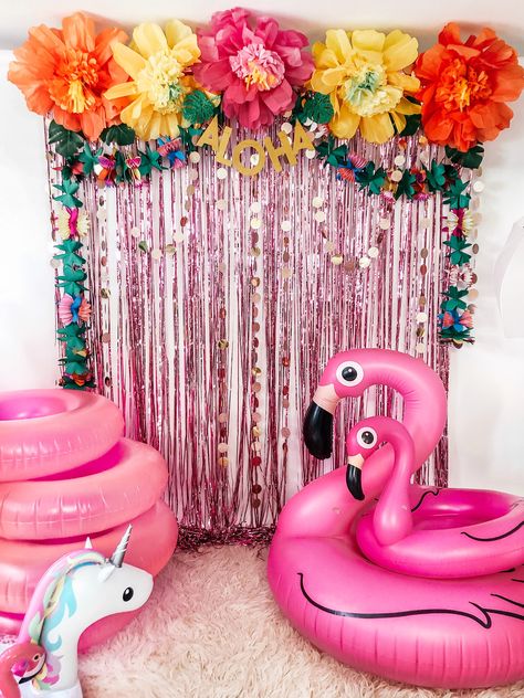 Hawaiian luau photobooth backdrop for little girls birthday pool party. Diy Luau, Birthday Party Photo Backdrop, Hawaiian Decorations, Hawaii Themed Party, Photobooth Backdrop, Hawaiian Party Theme, Tropical Birthday Party, Aloha Party, Hawaiian Party Decorations