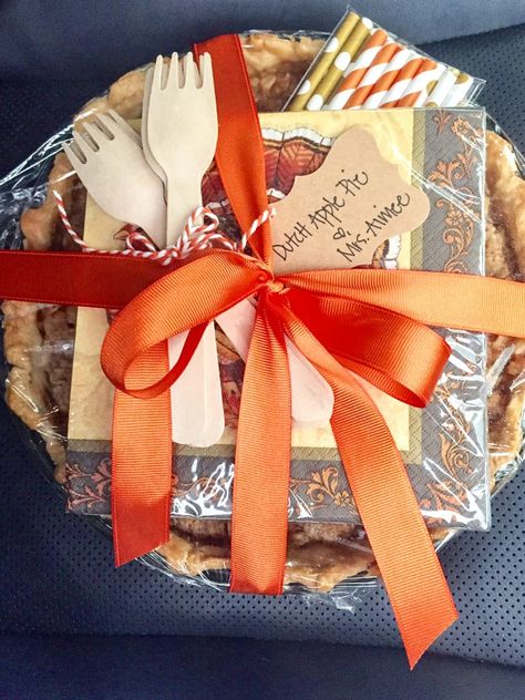 How To Package A Pie For A Gift, Pie Wrapping Ideas, Apple Pie Gift Basket, Apple Pie Gift Basket Ideas, Pie Exchange Party, How To Wrap A Pie As A Gift, Pie Boxes Packaging Diy, Pie Plate Gift Basket, How To Package Pies To Sell