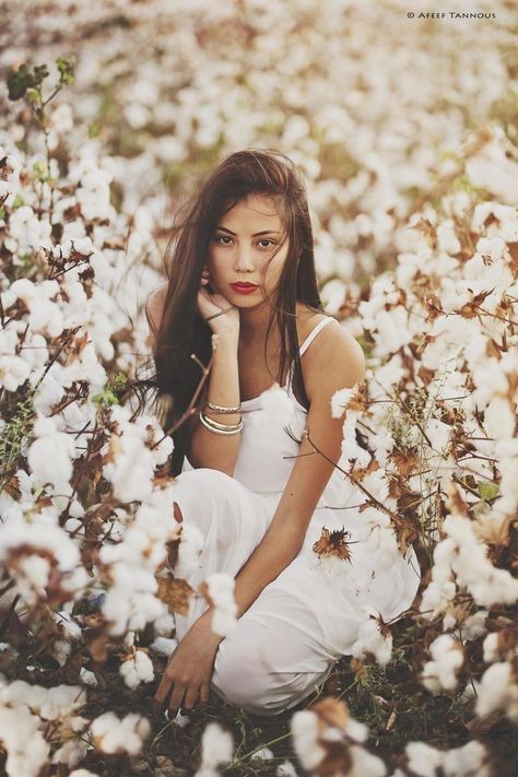 Cotton Field Photography, Field Poses, Sunflower Pics, Field Senior Pictures, Baby Family Pictures, Senior Photoshoot Poses, Desert Photoshoot, Cotton Pictures, Cotton Fields