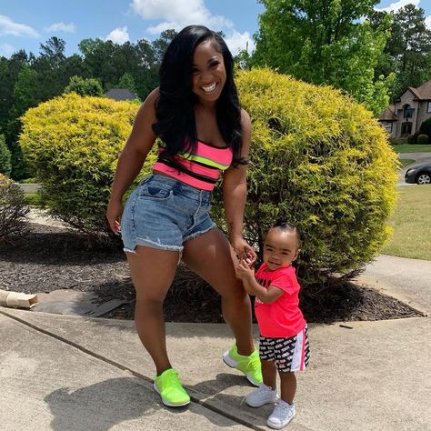 Toya Wright's Daughter, Reginae Carter Has A Secret For Her Snatched Waist - Here It Is #ReginaeCarter, #ToyaWright, #YFNLucci celebrityinsider.org #Lifestyle #celebrityinsider #celebritynews #celebrities #celebrity #rumors #gossip Reginae Carter, Toya Wright, Lighter Hair, Professional Hairstylist, Two Brothers, Lil Wayne, Black Swimsuit, Dress And Heels, Reign