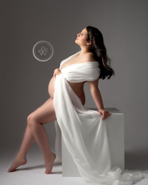 Maternity Shoot With Fabric, Pregnant Picture, Pregnant Photoshoot, Studio Maternity Photos, Art Atelier, Maternity Photoshoot Outfits, Studio Maternity, Maternity Pics, Maternity Photography Poses