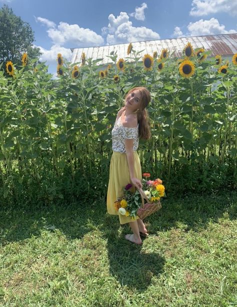 Outfit idea, flower field picture, picking flowers outfit, sunflower picture, how to pose. Flowers Outfit, Sunflower Pictures, Picking Flowers, Sunflower Garden, Spring Photos, How To Pose, Green Skirt, Flower Field, Outfit Idea