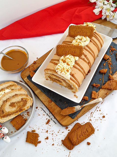 Biscoff Swiss Roll is heavenly exploding with Lotus biscoff flavours.just imaI  think this is now clearly showing my obsession with Biscoff. Vanilla Swiss roll coated in biscoff infused white chocolate and inside creamy mousse filling. Topped with spread, whipped cream and crushed biscuits.  And all you have to say now.. Ahh my Goodness!!! Biscoff Pastry Swirls, Biscoff Roll Cake, Biscoff Swiss Roll, Biscoff Cake Roll, Vanilla Swiss Roll, Lotus Biscoff Cake, Dessert Shooters Recipes, Mousse Filling, Biscoff Recipes