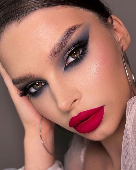 How To Rock The Soap Brows Trend Like A Goddess Glam Rock Makeup, Trucco Smokey Eye, Christmas Party Makeup, Grey Smokey Eye, Matte Red Lips, Raspberry Lips, Rock Makeup, Grey Makeup, Silver Makeup