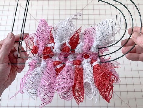 Heart Wreath Diy, Valentine Mesh Wreaths, Diy Deco Mesh Wreath, Diy Valentines Day Wreath, Valentine Wreath Diy, Apple Wreath, Deco Mesh Wreaths Tutorials, Christmas Mesh Wreath, Deco Mesh Wreaths Diy