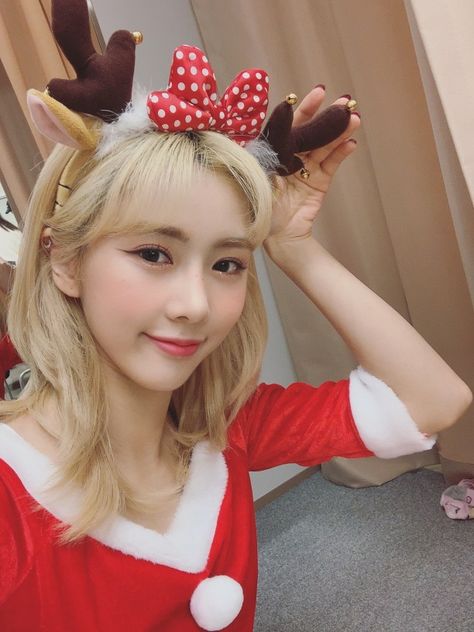 Kim Yoohyeon, Pop Christmas, Dreamcatcher Yoohyeon, Christmas Desktop, Celebrity Singers, Christmas Icons, I Love My Wife, Christmas Aesthetic, Latest Updates