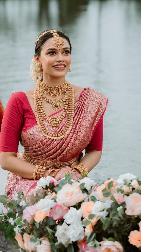 Red Kanjivaram Saree, South Indian Bridal Look, South Indian Bride Jewellery, Indian Bridal Look, Glow Wedding, Saree Pattu, Bridal Dresses Indian, South Indian Wedding Hairstyles, South Indian Wedding Saree