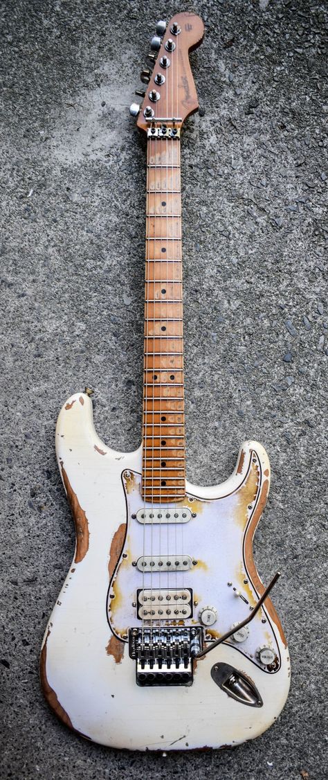 Fender Fender Relic, Rusty Chain, Fender Guitars Stratocaster, Guitar Inlay, Fender Strat, Electric Guitar Design, Stratocaster Guitar, Cheap Guitars, Guitar Gear