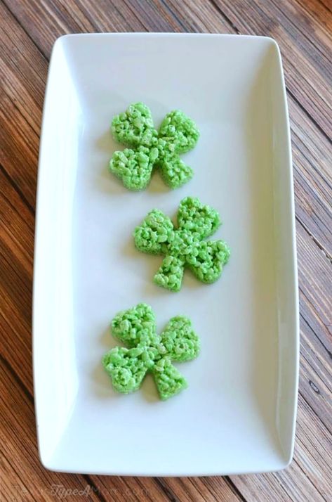 Easy Shamrock Rice Krispies Treats Recipe and Tutorial #stpatricksday #stpatricksdayrecipes #shamrockfood #greenfood #ricekrispiestreats #holidayricekrispies #easydesserts #easyrecipes #kidrecipes Green Rice Krispie Treats, St Patrick Day Snacks, St Patrick Day Treats, Krispie Treats Recipe, Rice Recipes For Dinner, St Patricks Day Food, Rice Krispies Treats, Krispies Treats, Saint Patties