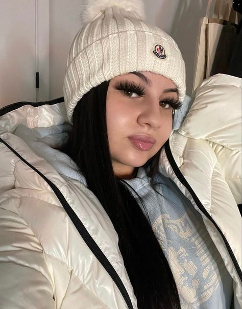 Moncler Hat Women Outfit, Beanie Outfit Baddie, Moncler Beanie Outfit, Moncler Jacket Women Outfit, Bonnet Baddie, Moncler Jacket Women Outfit Baddie, Beanie Baddie, Baddie Bonnet, Winter Inspo Outfits