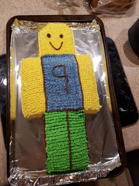 Noob from Roblox cake for a 9th birthday Noob Cake, Roblox Cake Ideas For Boys, Cake Boys Birthday, Boys Bday Cakes, Roblox Birthday Cake, Robot Cake, Roblox Noob, Minecraft Wall, Roblox Party