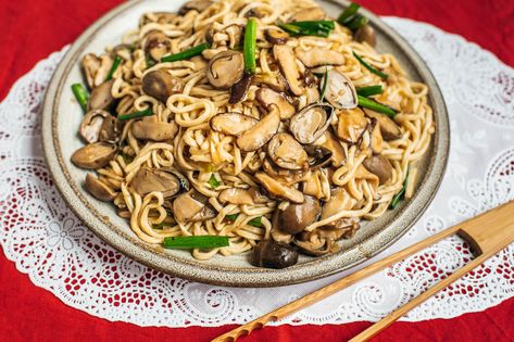 Best Chinese Longevity Noodles (Yee Mein) Recipe Longevity Noodles, Chinese Banquet, Celebration Dinner, Asian Dinners, Chow Mein Noodles, Family Style Meals, Food Network Canada, Pork Loin Roast, Comfort Food Recipes Dinners