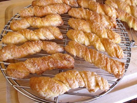 Sour cream twists on a cooling rack. Sour Cream Twists, Hanukah Menu, German Cookies, Cookie Cake Pie, Twisted Recipes, Cooling Rack, Italian Cookies, Tea Break, Delicious Pies