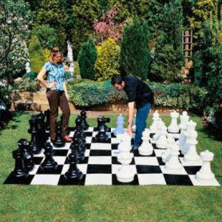 Giant Life size Chess game - the paper nest co.: Mad Hatter Party Ideas: How to… Garden Party Games, Wonderland Sweet 16, Alice In Wonderland Garden, Alice In Wonderland Tea Party Birthday, Fest Mad, Alice Tea Party, Alice In Wonderland Wedding, Mad Hatter Party, Alice In Wonderland Birthday