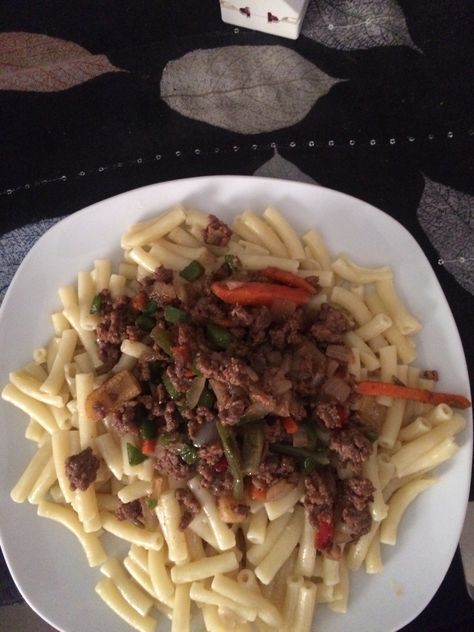 Macaroni with minced meat and vegetables Macaroni And Mince, Meat And Vegetables, Minced Meat, Macaroni, Meat, Quick Saves