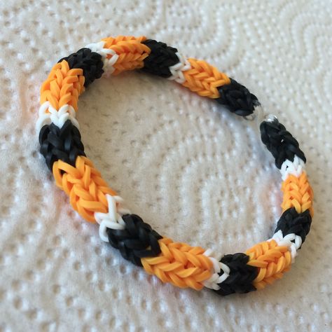 Halloween Rainbow Loom Bracelets, Waste Bracelet, Loom Bracelets Ideas, Rainbow Loom Fishtail, Loom Bands Designs, Bracelets Colors, Loom Bands Tutorial, Loom Band Patterns, Rainbow Loom Bracelets Easy