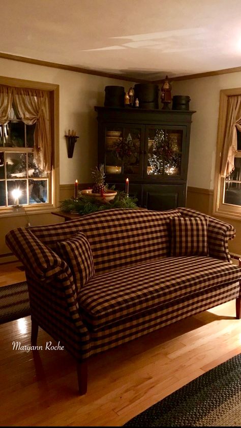 I like this as my sitting room. Colonial Living Room, Primitive Living Room, Primitive Living, Primative Decor, Colonial Interior, Primitive Homes, Casa Country, Country Decorating, Primitive Furniture