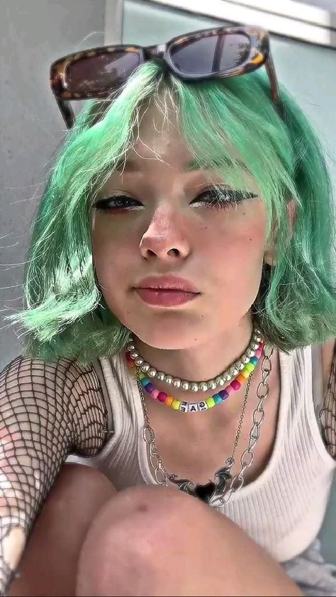 Short Green Hair, Ultralight Pack, E Girl Hair, Green Hair Girl, Filmy Vintage, Alt Girls, Indie Girl, Emo Girls, Hair Inspo Color