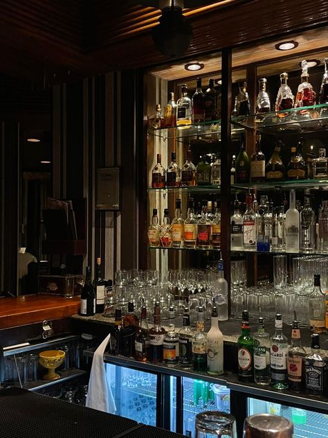 The Ritz Carlton bar Bar Place Aesthetic, Bar Worker Aesthetic, Rich Alcohol Aesthetic, Bar Man Aesthetic, Aesthetic Bar In House, Dim Lit Bar Aesthetic, Modern Bar Aesthetic, Vintage Cocktail Bar Aesthetic, Martini Bar Aesthetic