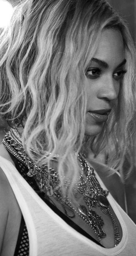 Beyonce Xo Hair, Beyonce Xo, Beyonce Pictures, Beyonce Hair, Messy Bun With Braid, Queen Bee Beyonce, Blonde Ambition, Hair 2022, Beyonce Knowles Carter