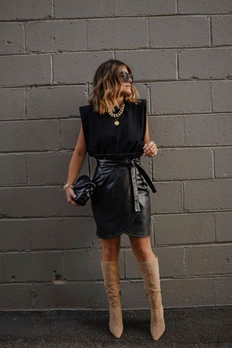 Long Leather Skirt Outfit Party, Leather Mini Skirt Outfit Night, Leather Skirt Outfit Party, Mini Leather Skirt Outfit, Leather Mini Skirt Outfit, Mini Leather Skirt, Spring Skirt Outfits, Long Leather Skirt, Winter Date Night Outfits