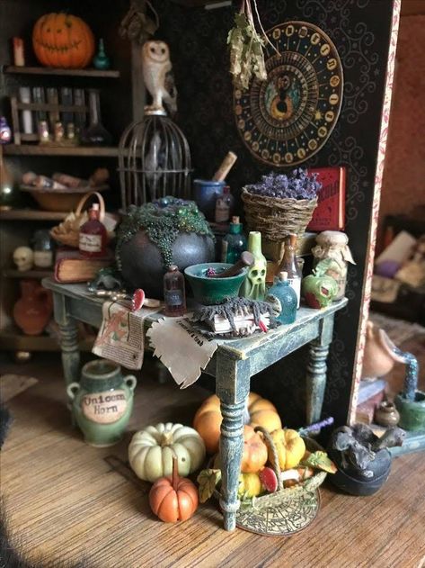 Haunted Dollhouse Furniture Diy Ideas, Miniature Witch Room, Witch Dollhouse Miniatures, Miniature Witch House, Witch Miniatures, Witch Dollhouse, Haunted Miniatures, Halloween Dollhouse, Halloween Diorama