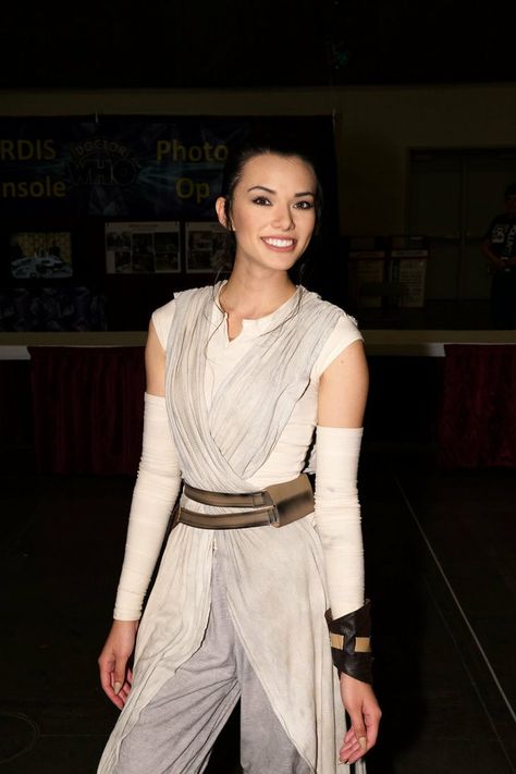 Rey Costume Women, Female Starwars Costumes, Star Wars Costume Ideas Women, Rey Skywalker Costume, Star Wars Girl Costume, Padawan Costume, Womens Star Wars Costume, Female Star Wars Costumes, Diy Rey Costume Star Wars