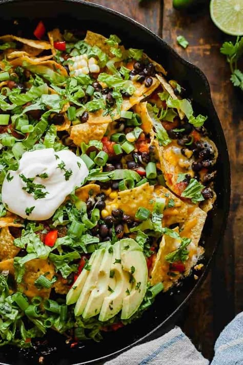 Nachos Vegetarian, Campfire Nachos, Campfire Dinner Recipes, Vegetarian Camping Recipes, Vegetarian Camping, Camp Cooking Recipes, Campfire Dinners, Healthy Camping Food, Camping Meal