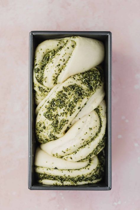 Pesto Swirl Bread, Bread Ideas Creative, Pesto Foccacia, Pesto Bread Recipe, Simple Breads, Braided Breads, Cheesy Pesto Bread, Pesto Bread, Basil Bread