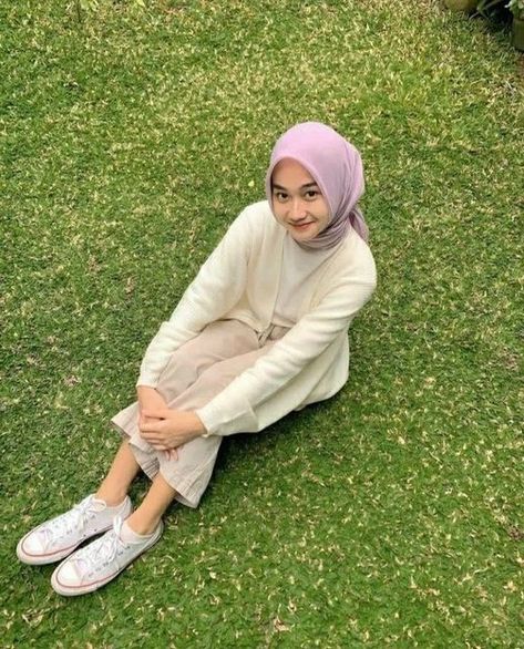 Ootd Raya, Spill Ootd, Outfit Ngampus, Aesthetic Garden, Casual Hijab, Style Hijab, Hijab Ootd, Casual Hijab Outfit, Fashion Muslim