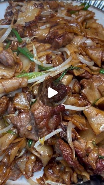 Chinease Food, Beef Chow Fun Recipe, Asian Ground Beef Recipes, Wide Rice Noodles, Beef Chow Fun, Chow Fun Recipe, Asian Cusine, Chow Fun, Rice Noodle Recipes