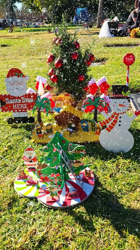 Cemetery Christmas Decorations, Christmas Decor Diy Cheap, Gravesite Decorations, Cemetery Decorations, Holiday Wreaths Diy, Grave Decorations, Lily Rose Depp, Memorial Garden, Lily Rose