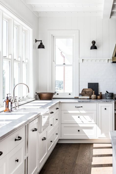 How To Create A Modern Farmhouse Kitchen - Cottonwood and Co Model Dapur, Friday Inspiration, Interior Dapur, Modern Farmhouse Kitchen, Interior Vintage, Decor Ikea, Farmhouse Kitchen Design, Full Life, Classic Kitchen