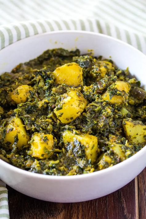 Saag Aloo (Palak Aloo) | I Knead to Eat Aloo Palak Recipe, Palak Recipe, Aloo Palak, Saag Aloo, Saag Recipe, Aloo Recipe, Aloo Recipes, Punjabi Food, Potato Curry