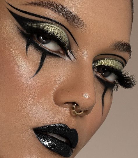 Snake Eye Makeup, Halloween Makeup Glam, Halloween Glam Makeup, Pretty Witch Makeup, Punk Rock Makeup, Lola Brooke, Freeze Cream, Brow Freeze, Goth Eye Makeup