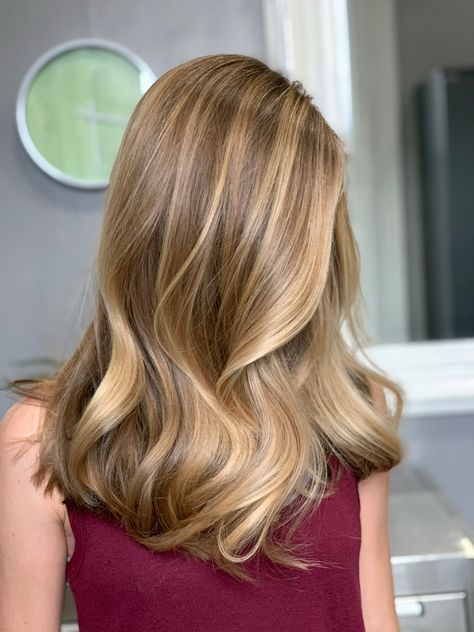 Caramel Blonde Hair Honey Balayage, Blonde Highlights On Tanned Skin, Herringbone Blonde Hair, Honey Blonde Lob Straight, Golden Bronde Balayage Honey Short, Honey Blonde Hair Babylights, Medium Length Haircut Honey Blonde, Gold Dark Blonde Hair, Beige Golden Blonde Hair