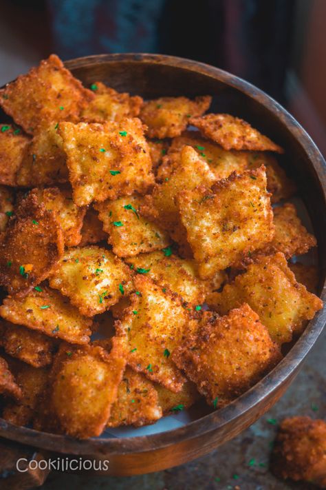 Pasta Breadcrumbs, Homemade Fried Ravioli, Fried Cheese Ravioli Recipe, Deep Fried Ravioli Recipe, Fried Ravioli Dipping Sauce, Crispy Ravioli Appetizer, Ravioli Dishes, Homemade Sides, Fried Ravioli Recipe