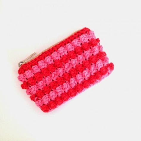 bobble stitch wallet free #crochet pattern from @annemariesblog Stitch Wallet, Rainbow Loom Rubber Bands, Bobble Stitch Crochet, Crochet Bloggers, Crochet Wallet, Crochet Coin Purse, Crochet Case, Confection Au Crochet, Free Crochet Bag