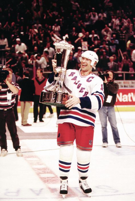 Mark Messier on leadership, trust and magic mushrooms - Macleans.ca Mark Messier, Danielle Smith, Leadership Lessons, Wayne Gretzky, People Of Interest, Old Video, The Eighth Day, New York Rangers, Great Friends