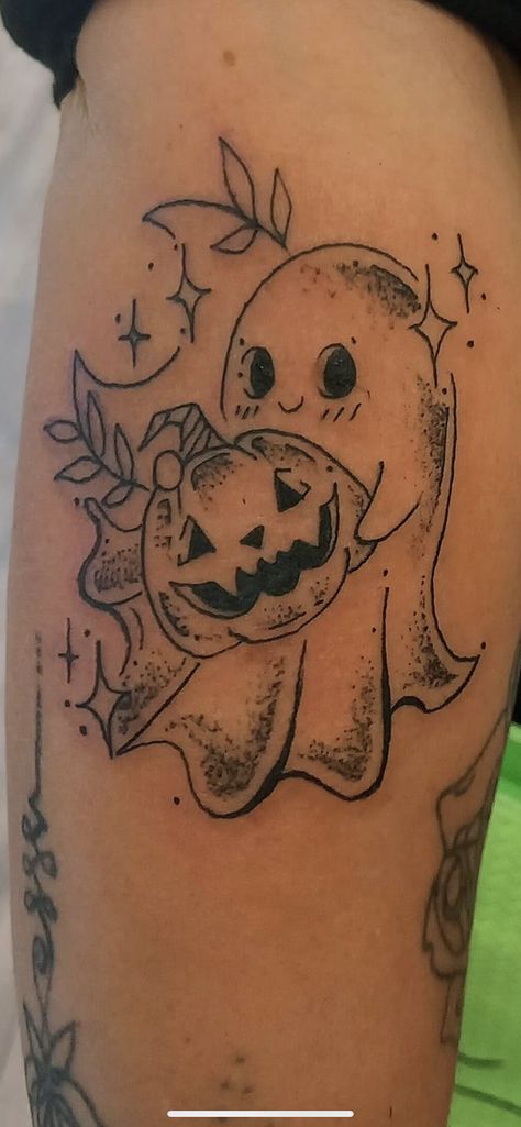 Pumpkin And Cat Tattoo, Pumpkin Spice Tattoo, Boo Bees Tattoo, Pumpkin Tattoo Small Simple, Tiny Halloween Tattoos, Halloween Tattoos For Women, Halloween Themed Tattoos, Casper Tattoo, Mini Halloween Tattoos