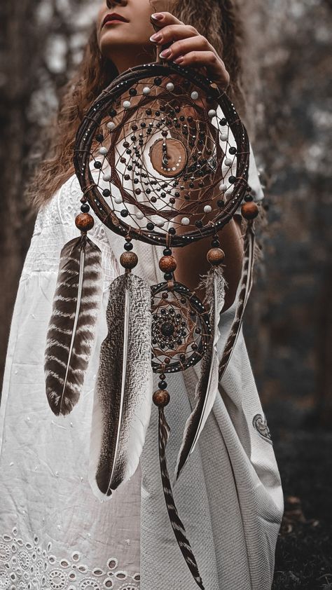 Dream Catcher Ideas Unique, Native American Wolf Art, Homemade Dream Catchers, Dreams Catcher, Crystal Room Decor, Dreamcatcher Diy, Native American Spirituality, Dream Catcher Patterns, Dream Catcher Decor