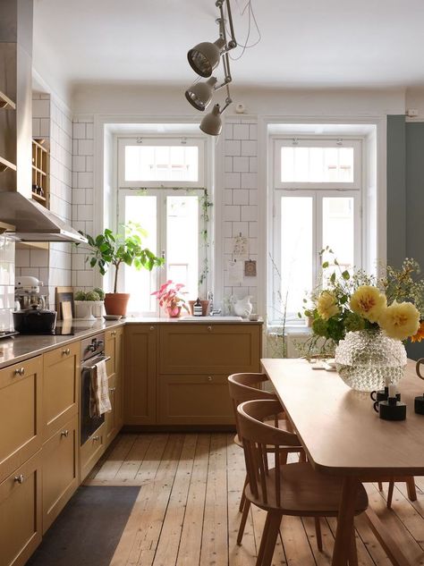 Mustard Yellow Kitchens, Popular Kitchen Colors, Yellow Kitchen Cabinets, Stockholm Apartment, Yellow Cabinets, Scandinavian Apartment, Popular Kitchens, Kitchen And Dining Room, Large Dining Table