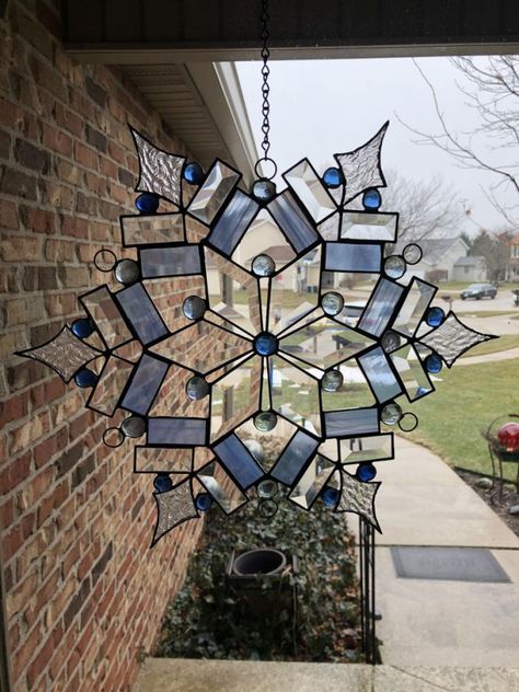 Stained Glass Snowflakes, L'art Du Vitrail, Stained Glass Sun, Glass Window Art, Stained Glass Ornaments, Stained Glass Decor, Stained Glass Suncatchers, Stained Glass Christmas, Stained Glass Diy