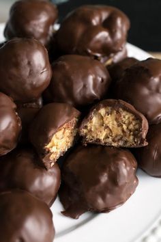 Crunchy Peanut Butter Balls, Peanut Butter Balls Easy, Rice Krispies Recipe, Cocoa Krispies, Peanut Butter Balls Recipe, Peanut Butter Crunch, Crunchy Peanut Butter, Chocolate Covered Peanuts, Krispie Treats Recipe