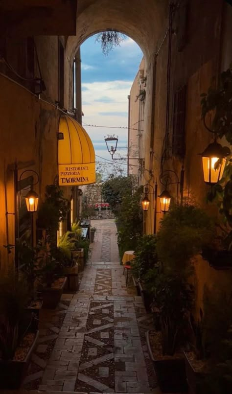 Italy Vibes, Europe Aesthetic, Living In Europe, Italy Aesthetic, Europe Summer, Italian Summer, Jolie Photo, City Aesthetic, Beautiful Places To Travel