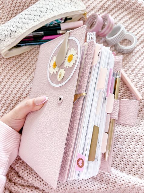 A5 Planner Accessories, Cute Planner Aesthetic, Girly Planner Ideas, Planner Girl Aesthetic, Planner Tabs Ideas, Diy Planner Accessories, Pocket Planner Ideas, Personal Rings Planner, Pink Planner Aesthetic